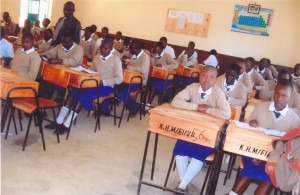 Unterricht in einem der neuen Klassenräume mit den neuen Schulmöbeln im August 2012